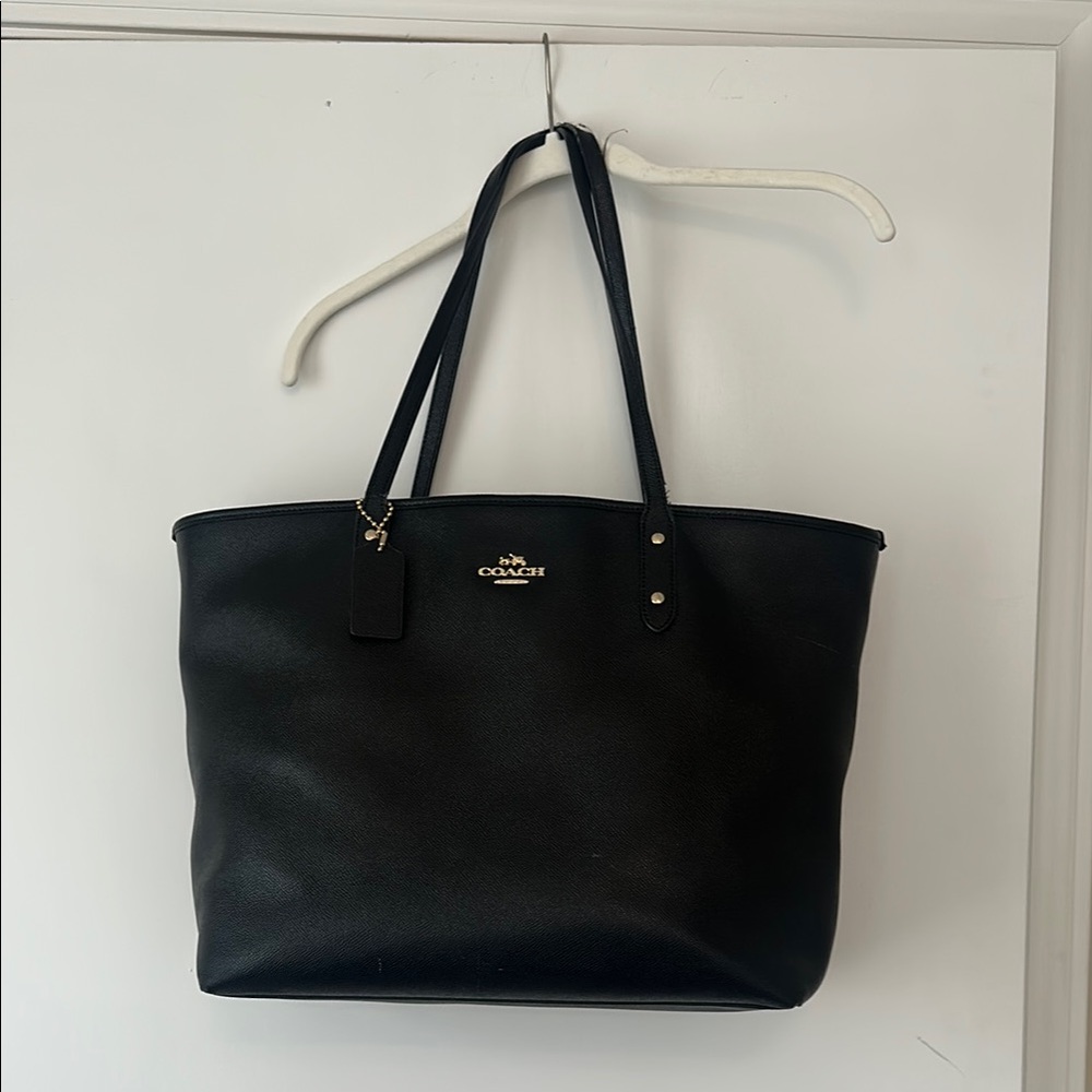 Coach Black Leather Tote Bag Elegant Design